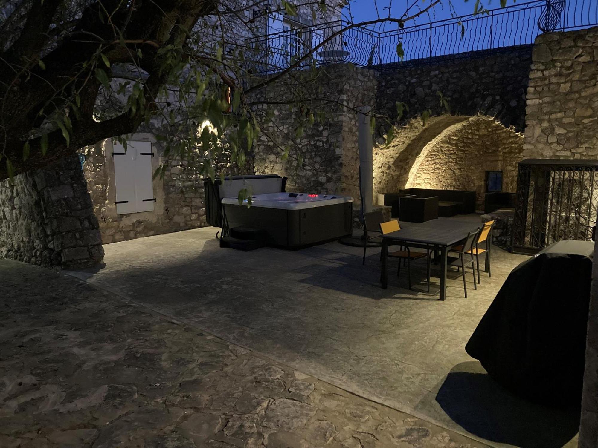 La Closerie D'Escalin Gite 12 Personnes Et Jacuzzi La Garde-Adhémar Kültér fotó